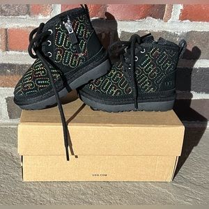 ✨UGG T Neumel ii graphic stitch ✨